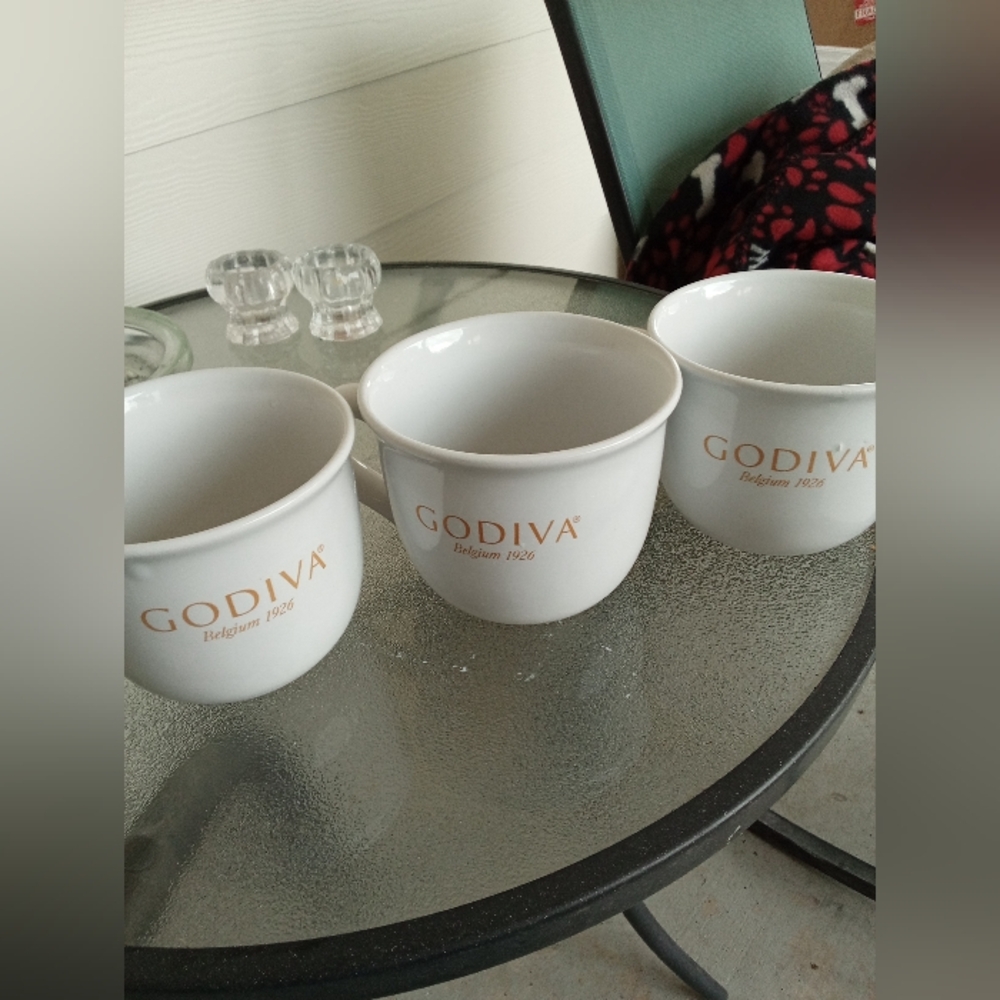 Diva White Ceramic Mug with Gold Logo1926
